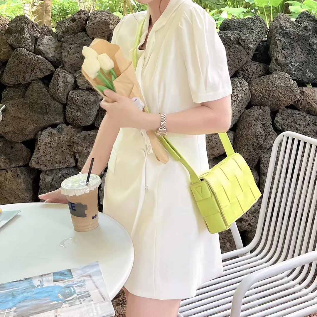 Take a photo of the upper body. I am attracted by the color at first glance. The key is that it is so versatile. It is easy to recite the sense of fashion.